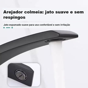 Detalhe do arejador colmeia da torneira preta fosca sem respingos