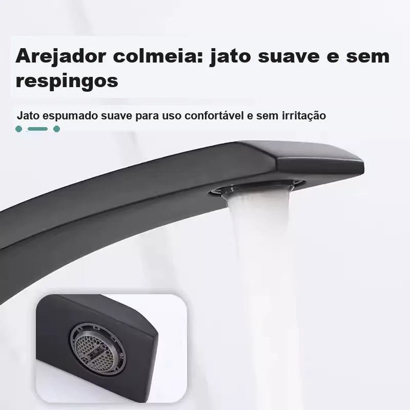 Detalhe do arejador colmeia da torneira preta fosca sem respingos