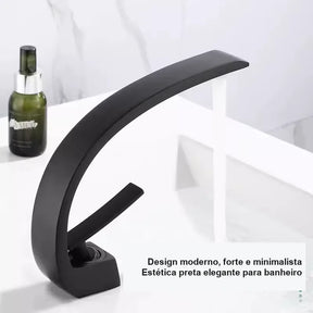 Torneira para banheiro preta fosca com design curvo moderno