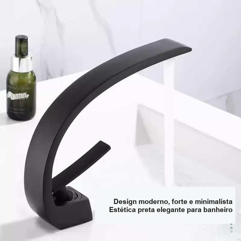 Torneira para banheiro preta fosca com design curvo moderno