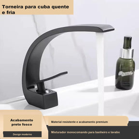 Torneira preta fosca quente e fria instalada em cuba de banheiro