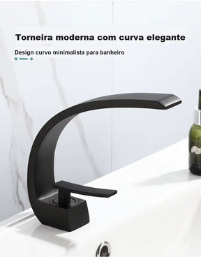 Torneira preta fosca com design curvo minimalista para banheiro
