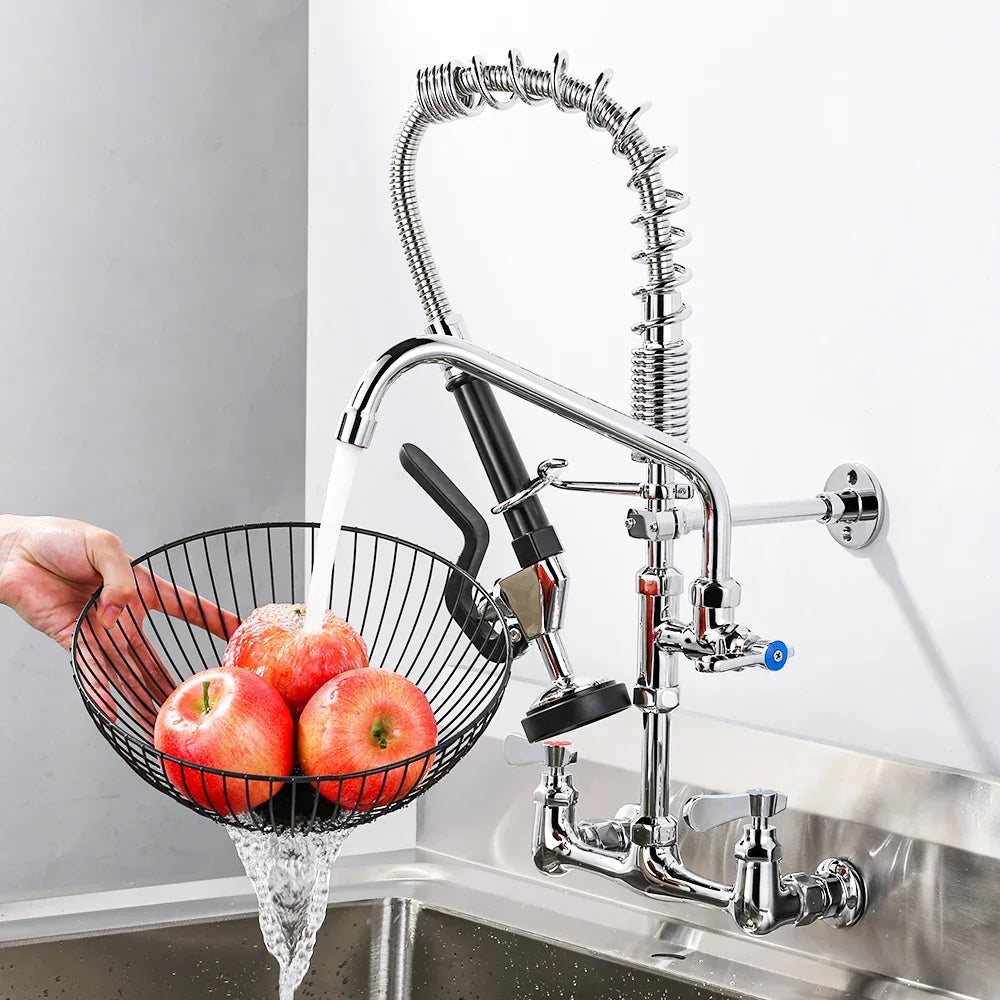 Torneira de Cozinha Industrial Comercial Pré-Lavagem Cromado com bica e ducha em uso