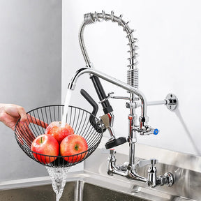 Torneira de Cozinha Industrial Comercial Pré-Lavagem Cromado com bica e ducha em uso