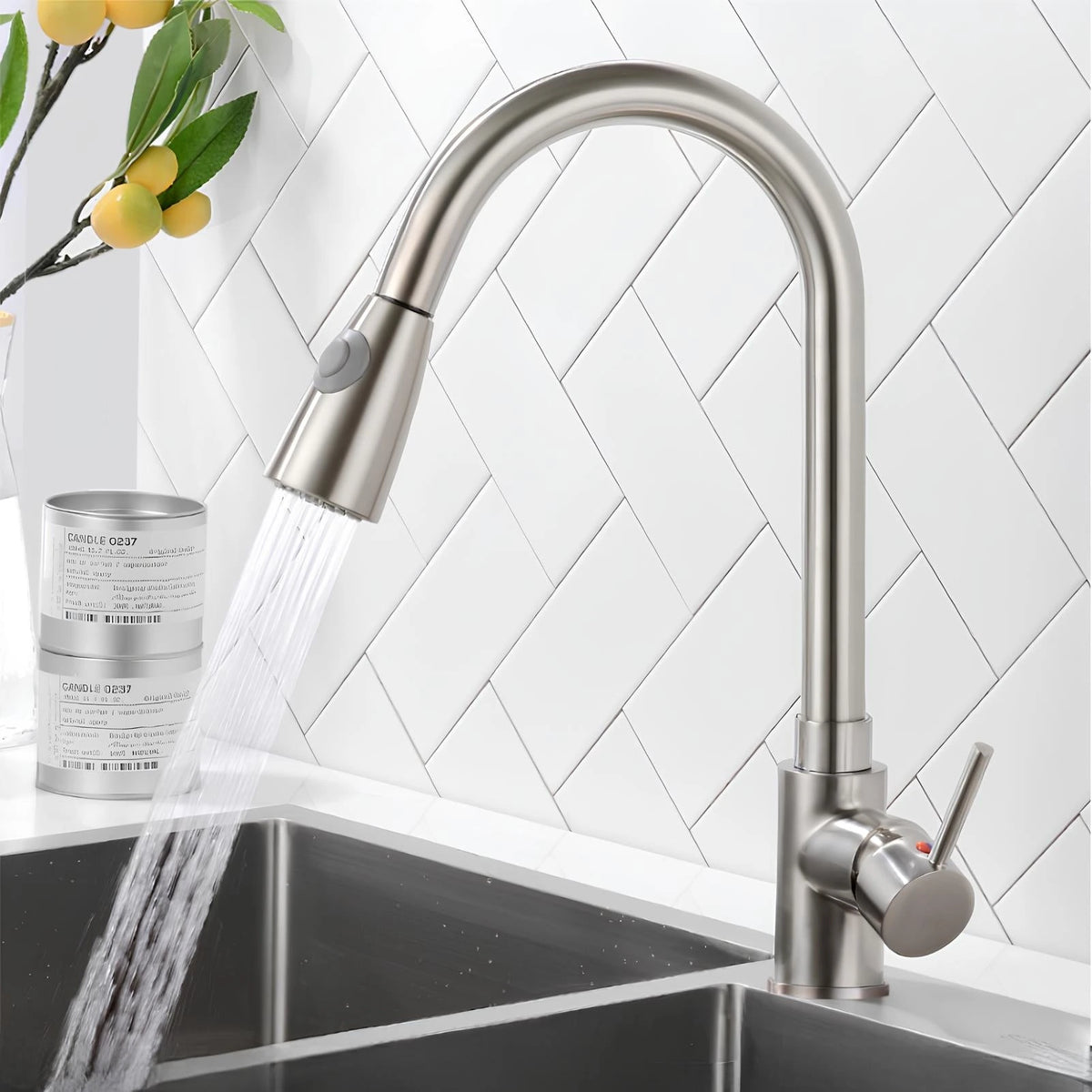 Torneira gourmet Clean em aço escovado instalada na pia com jato ducha em funcionamento