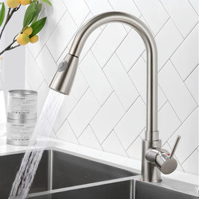 Torneira gourmet Clean em aço escovado instalada na pia com jato ducha em funcionamento