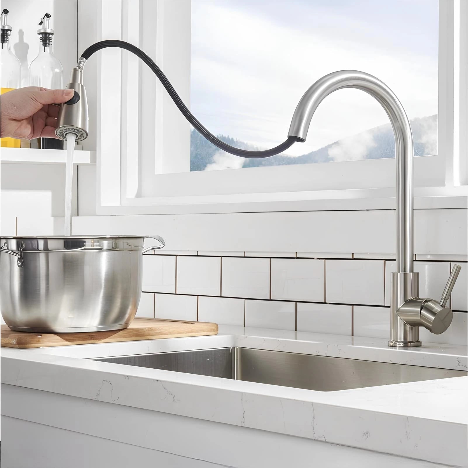 Ducha extensível da torneira Clean sendo direcionada para uma panela na bancada
