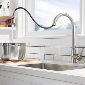 Ducha extensível da torneira Clean sendo direcionada para uma panela na bancada