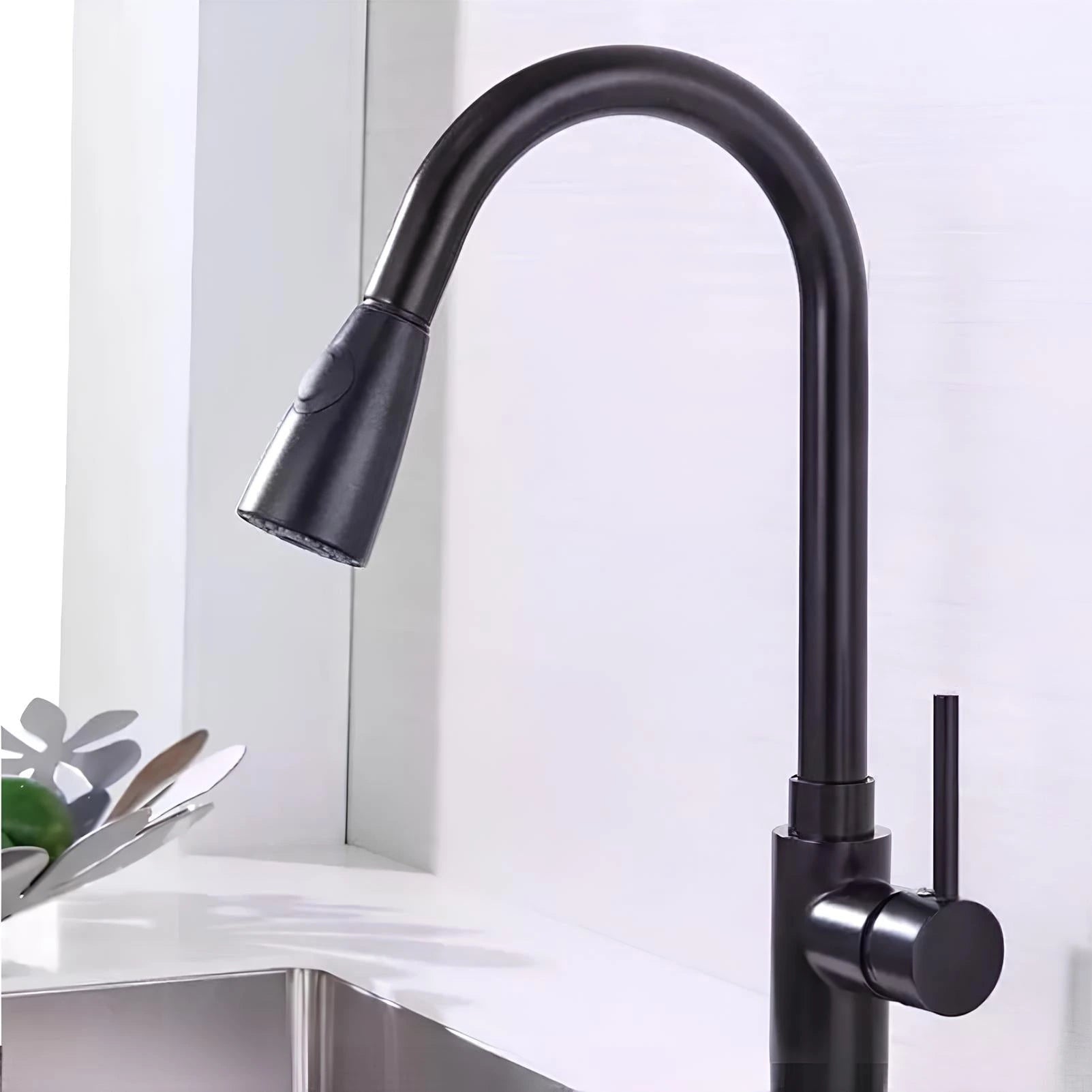 Torneira Clean preta instalada na bancada de cozinha junto à janela