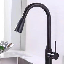 Torneira Clean preta instalada na bancada de cozinha junto à janela