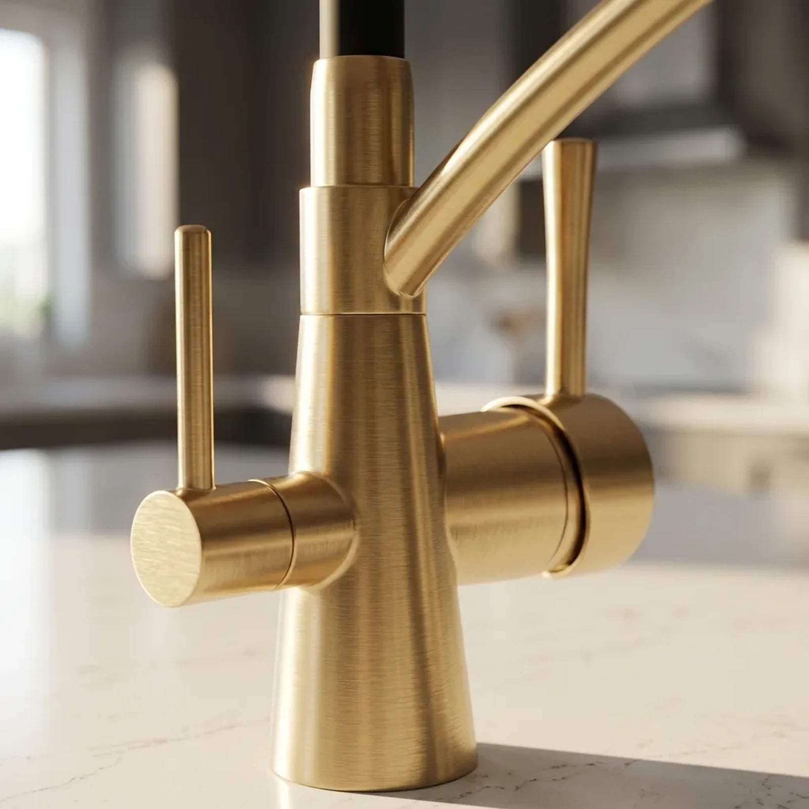 Close-up das duas alavancas da torneira gourmet dourado escovado: uma para agua da rede e outra para agua filtrada