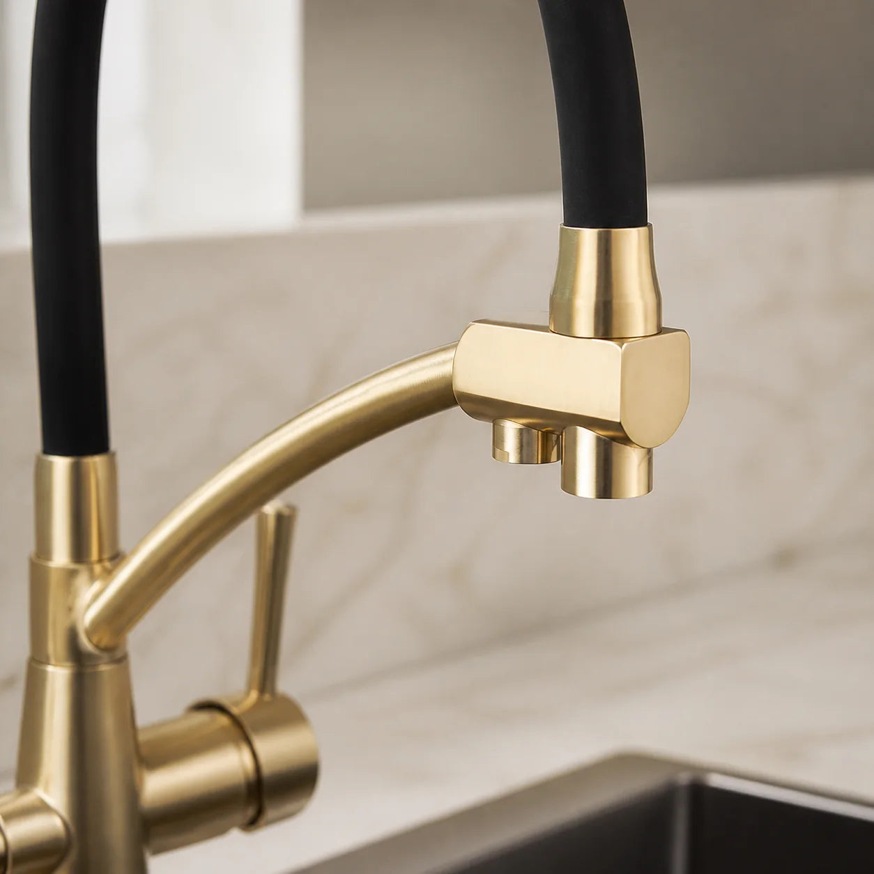 Detalhe do acabamento dourado escovado da Torneira Gourmet com Filtro