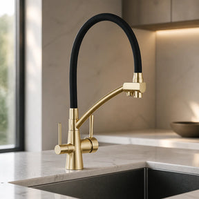 Torneira Gourmet com Filtro Dourado Escovado instalada em cozinha moderna