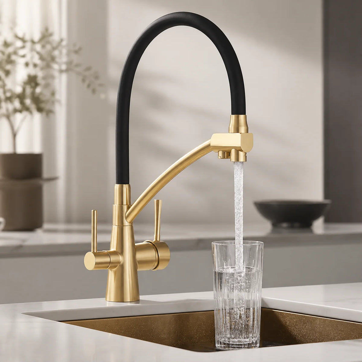 Torneira Gourmet com Filtro Dourado Escovado enchendo copo com água filtrada