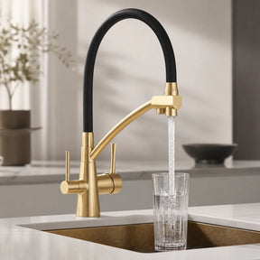 Torneira Gourmet com Filtro Dourado Escovado enchendo copo com água filtrada
