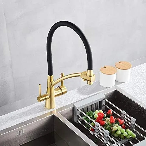 Detalhe da Torneira Gourmet com Filtro Dourado Escovado