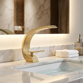 Torneira para banheiro monocomando luxury dourada escovada quente e fria, instalada em bancada de mármore branco com espelho de LED — Toque de Casa