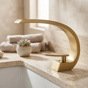 Torneira para banheiro monocomando luxury dourada escovada quente e fria, em bancada de travertino, ambiente estilo spa — Toque de Casa