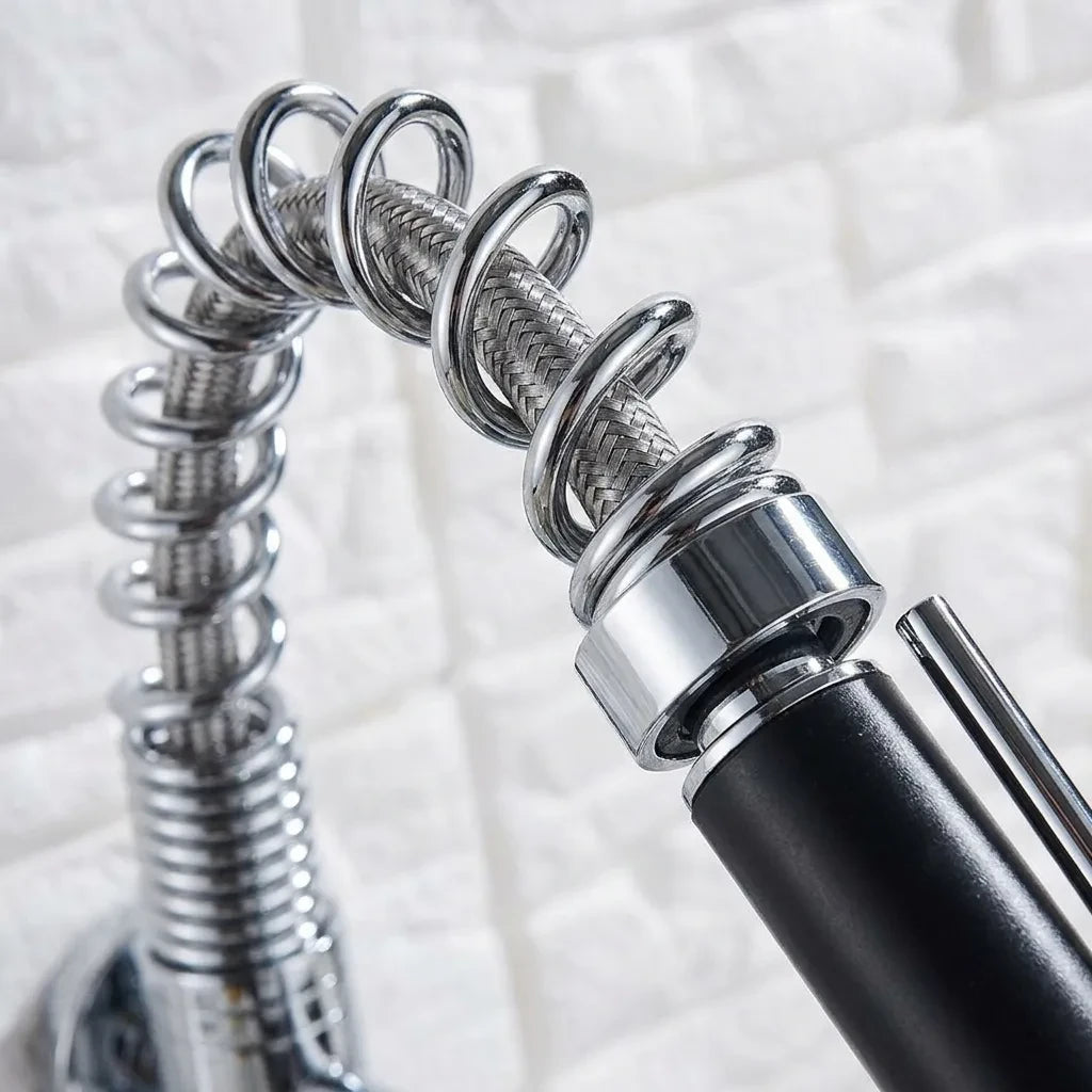 Torneira de parede para cozinha cromada, detalhe da bica-mola flexível — Toque de Casa