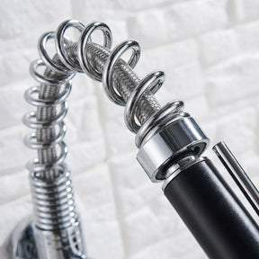 Torneira de parede para cozinha cromada, detalhe da bica-mola flexível — Toque de Casa