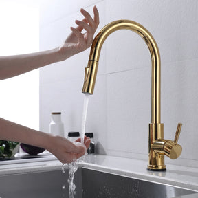 Torneira Touch 360° Dourado Brilhante instalada em bancada de cozinha, acionamento por toque na bica e água caindo na cuba
