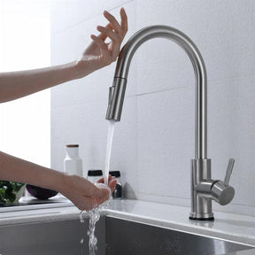 Torneira Touch 360° Níquel Escovado instalada em bancada de cozinha, acionamento por toque na bica e água caindo na cuba