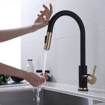 Torneira Touch 360° Preto com Dourado instalada em bancada de cozinha, acionamento por toque na bica e água caindo na cuba