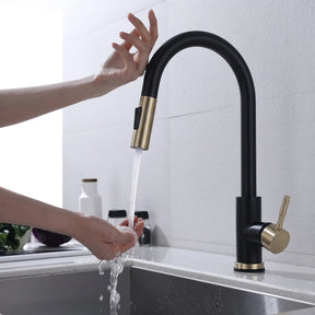 Torneira Touch 360° Preto com Dourado instalada em bancada de cozinha, acionamento por toque na bica e água caindo na cuba