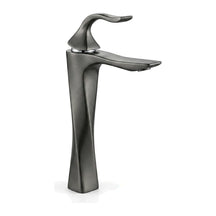 Torneira gourmet para banheiro monocomando Trento grafite alta em fundo branco
